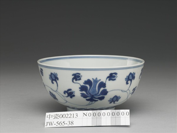 青花番蓮紋碗