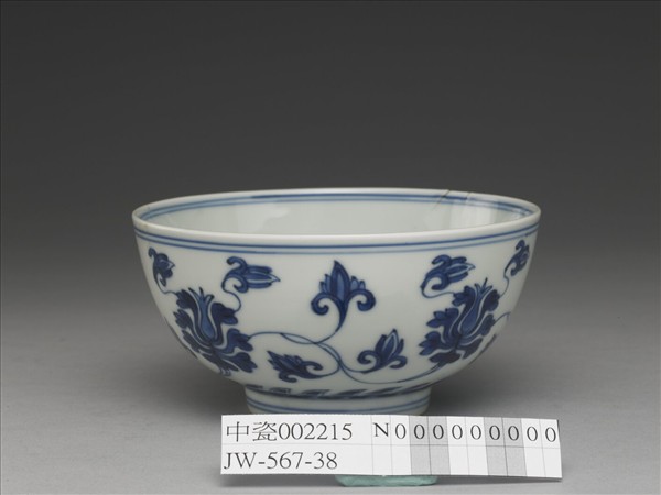 青花番蓮紋碗