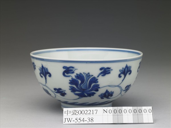 青花番蓮紋碗