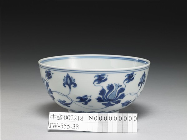 青花番蓮紋碗