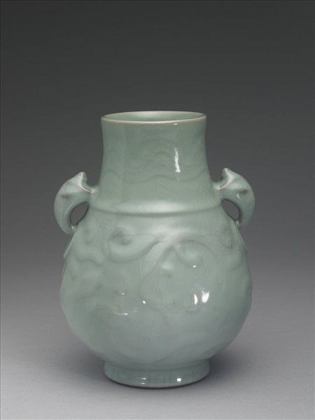 青瓷獸耳暗環瓶