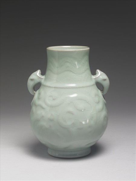 青瓷獸耳暗環瓶