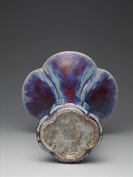 爐鈞釉荷瓣花觚