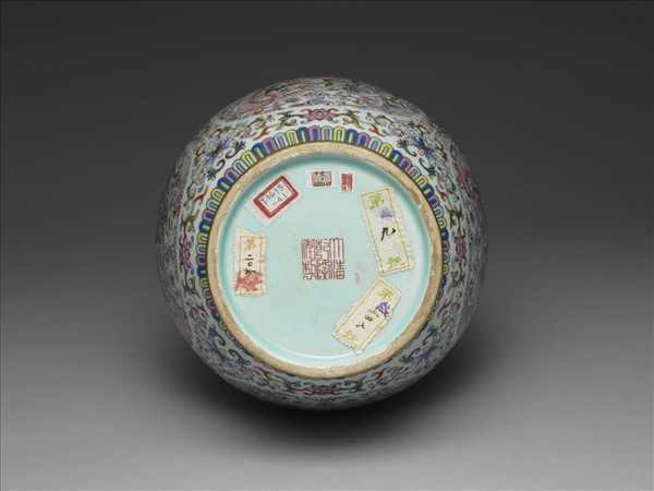 粉彩龍鳳紋獸面銜環瓶