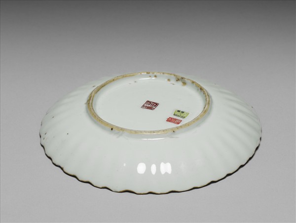 五彩折枝花卉紋花式盤