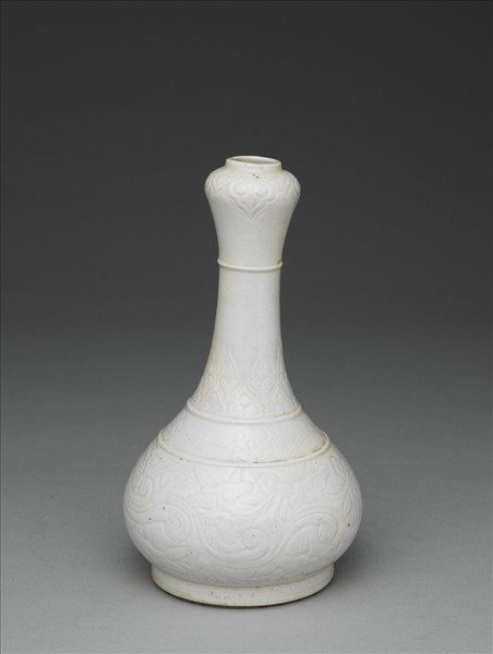 臨川窯 白瓷雲龍紋蒜頭瓶