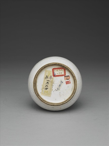 臨川窯 白瓷雲龍紋蒜頭瓶