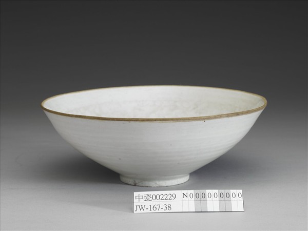 白瓷印花花卉紋碗