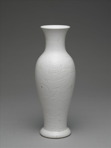 臨川窯 白瓷印花雲龍紋瓶