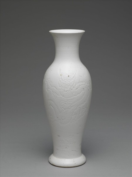 臨川窯 白瓷印花雲龍紋瓶