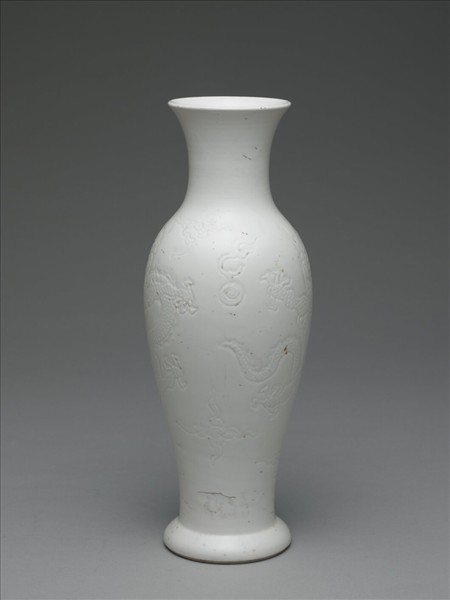 臨川窯 白瓷印花雲龍紋瓶