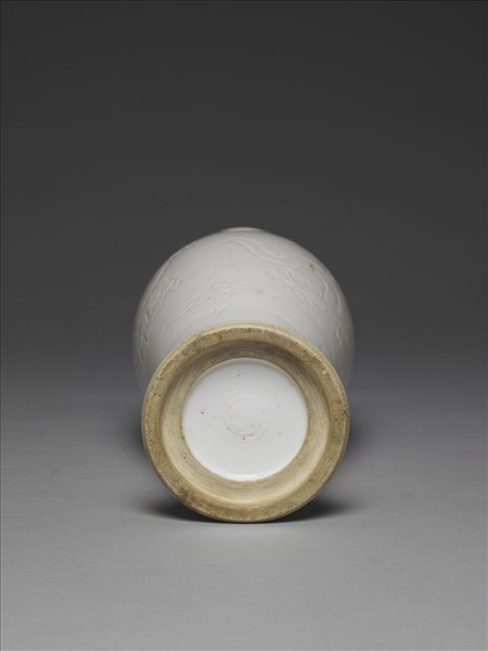 臨川窯 白瓷印花雲龍紋瓶