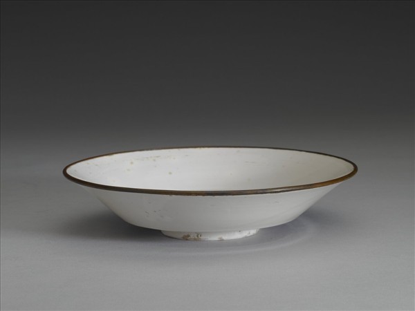 臨川窯 白瓷印花雲龍紋盤