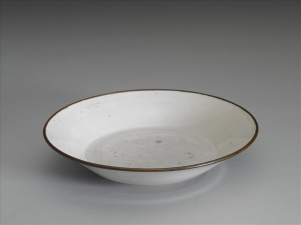 臨川窯 白瓷印花雲龍紋盤