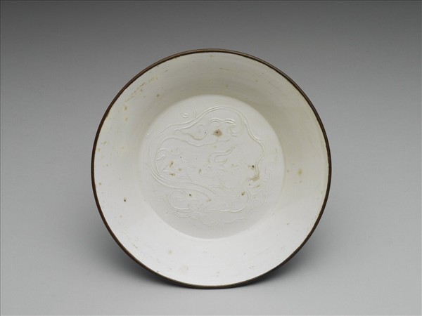 臨川窯 白瓷印花雲龍紋盤