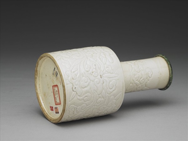 臨川窯 白瓷靈芝紋紙槌瓶