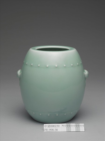 青瓷獸耳暗環鼓式罐