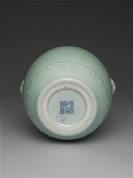 青瓷獸耳暗環鼓式罐