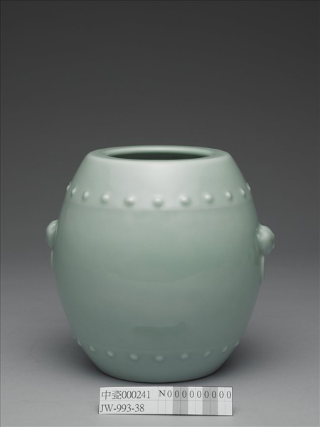 青瓷獸耳暗環鼓式罐