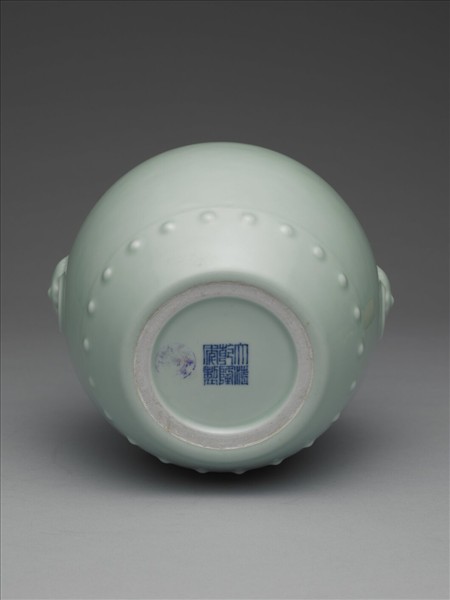 青瓷獸耳暗環鼓式罐