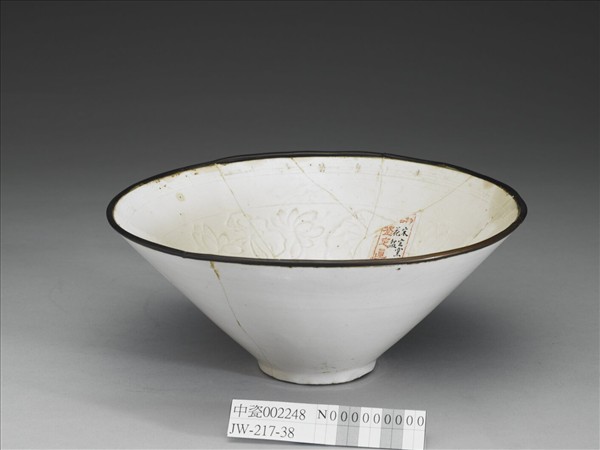 白瓷印花蓮荷紋碗