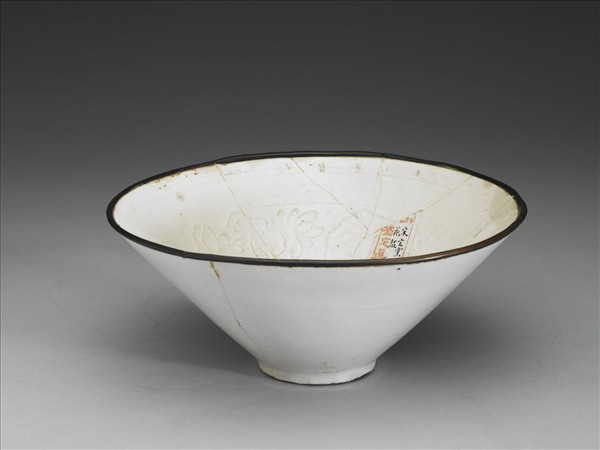 白瓷印花蓮荷紋碗