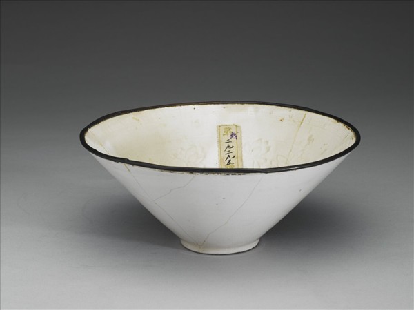 白瓷印花蓮荷紋碗