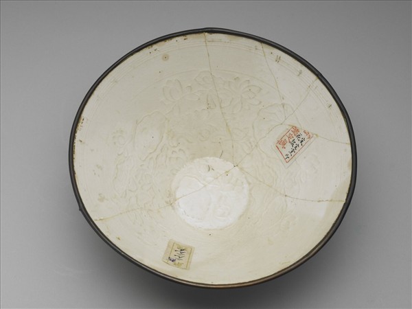 白瓷印花蓮荷紋碗