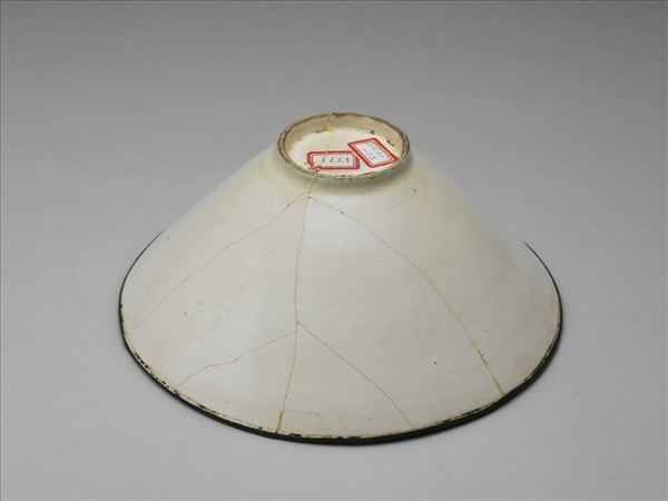 白瓷印花蓮荷紋碗