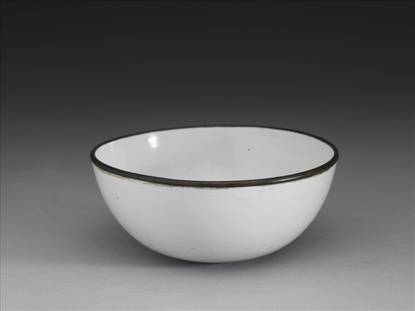 霍州窯 白瓷印花旋紋花卉缽