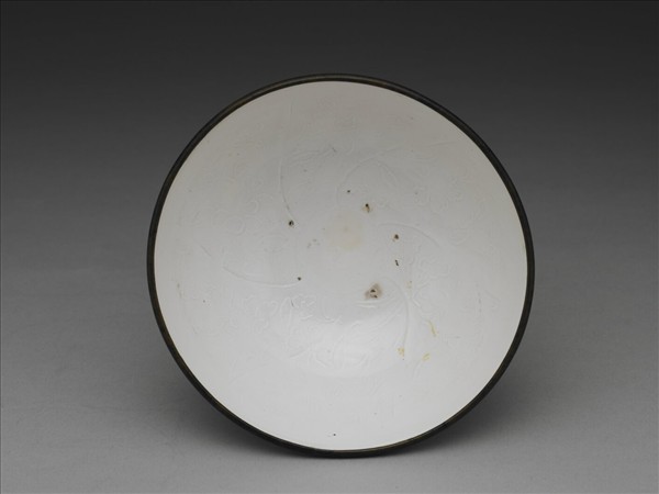 霍州窯 白瓷印花旋紋花卉缽