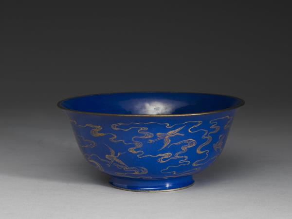 銅胎畫琺瑯藍地雲鶴紋碗