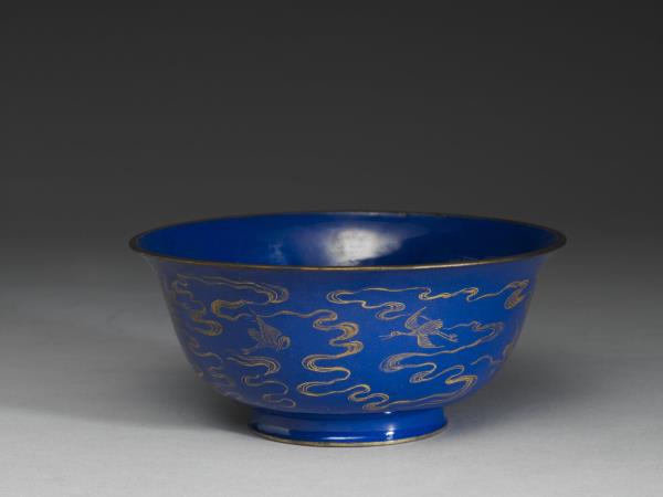 銅胎畫琺瑯藍地雲鶴紋碗