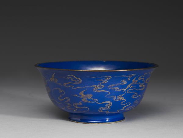 銅胎畫琺瑯藍地雲鶴紋碗