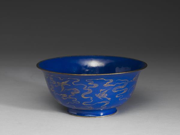 銅胎畫琺瑯藍地雲鶴紋碗