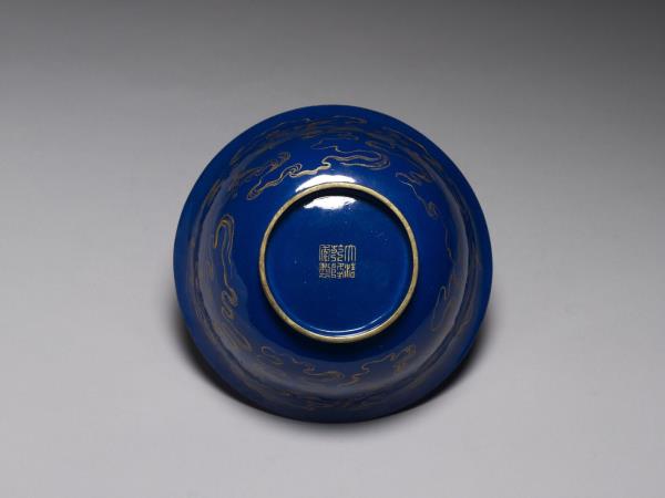 銅胎畫琺瑯藍地雲鶴紋碗