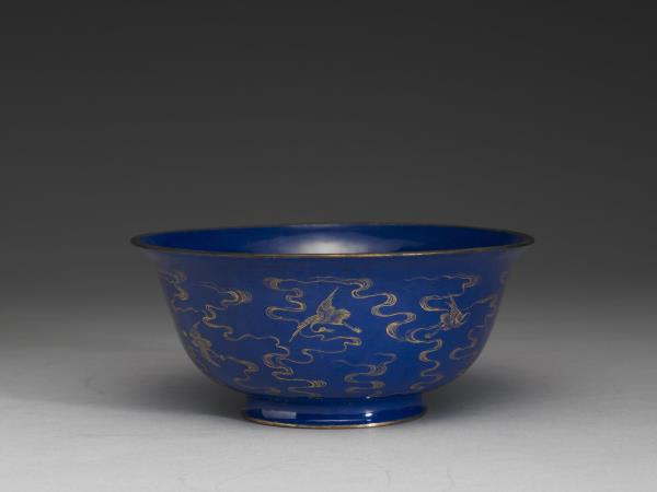 銅胎畫琺瑯藍地雲鶴紋碗