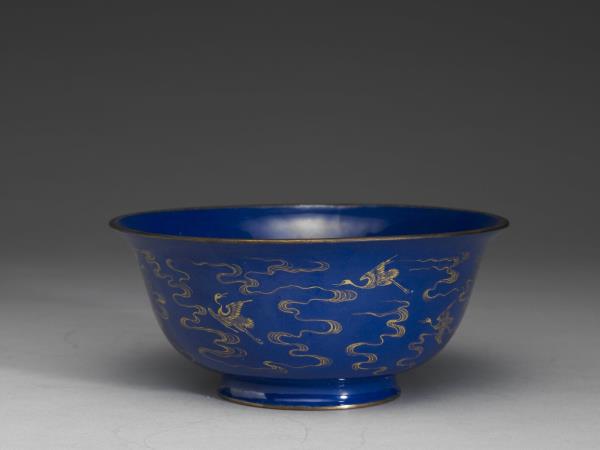 銅胎畫琺瑯藍地雲鶴紋碗