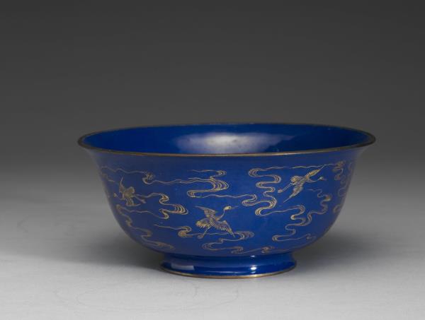 銅胎畫琺瑯藍地雲鶴紋碗