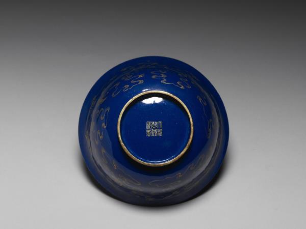 銅胎畫琺瑯藍地雲鶴紋碗