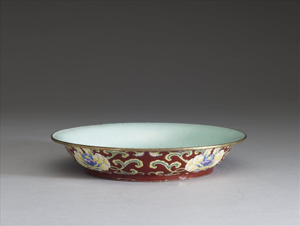 銅胎畫琺瑯紅地花卉紋盤