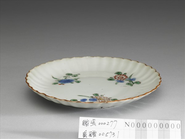五彩折枝花卉紋花式盤