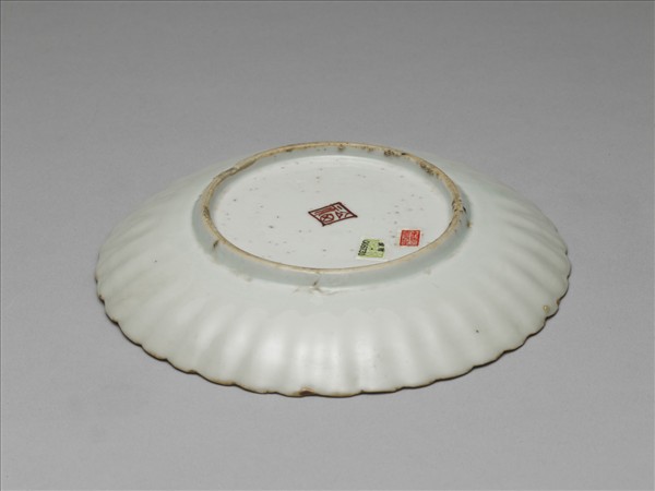 五彩折枝花卉紋花式盤