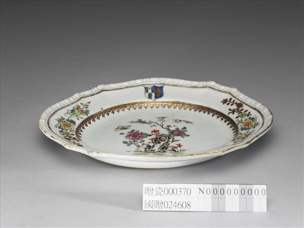 粉彩描金花蝶紋花式盤