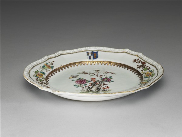 粉彩描金花蝶紋花式盤