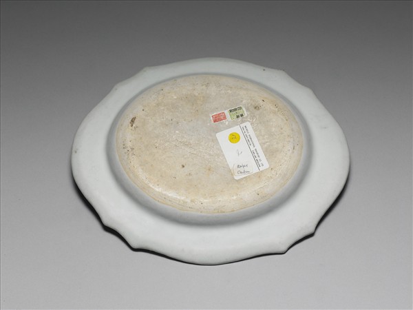 粉彩描金花蝶紋花式盤