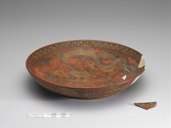紅漆戧金雲龍紋瓷盤