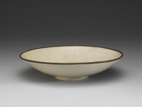 定窯 白瓷蓮塘游魚紋盤