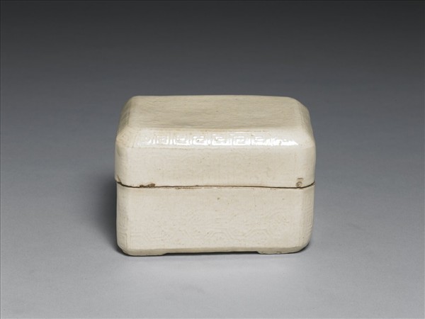 白瓷印花方盒