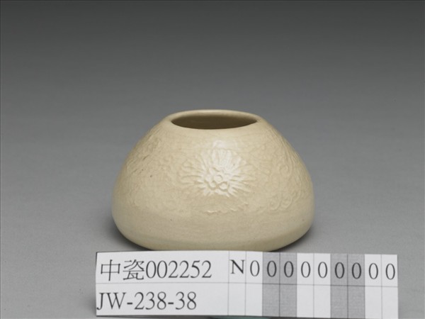 白瓷團花紋水盛